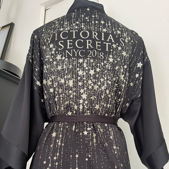 VS Robe - Picture 2 of 9